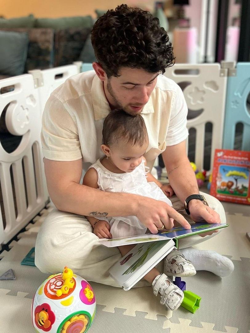 Priyanka Posts Heartwarming Pic Of Nick Jonas Reading To Malti - Vimarsana News