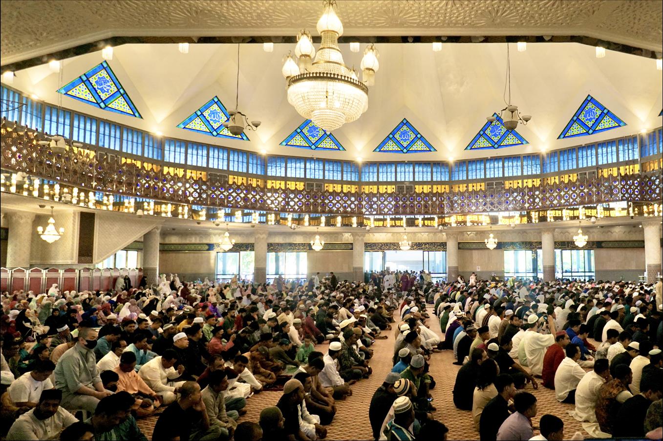 Thousands Of Muslims Attend Eid Prayer At Negara Mosque In Malaysia ...