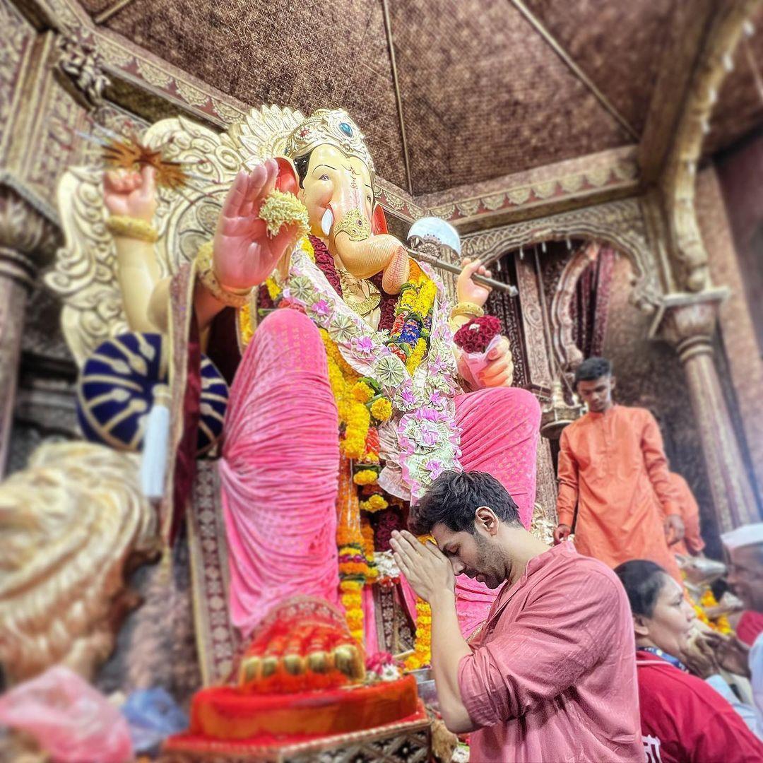 Kartik Aaryan Visits Lalbaugcha Raja On 1St Day Of Ganesh Chaturthi