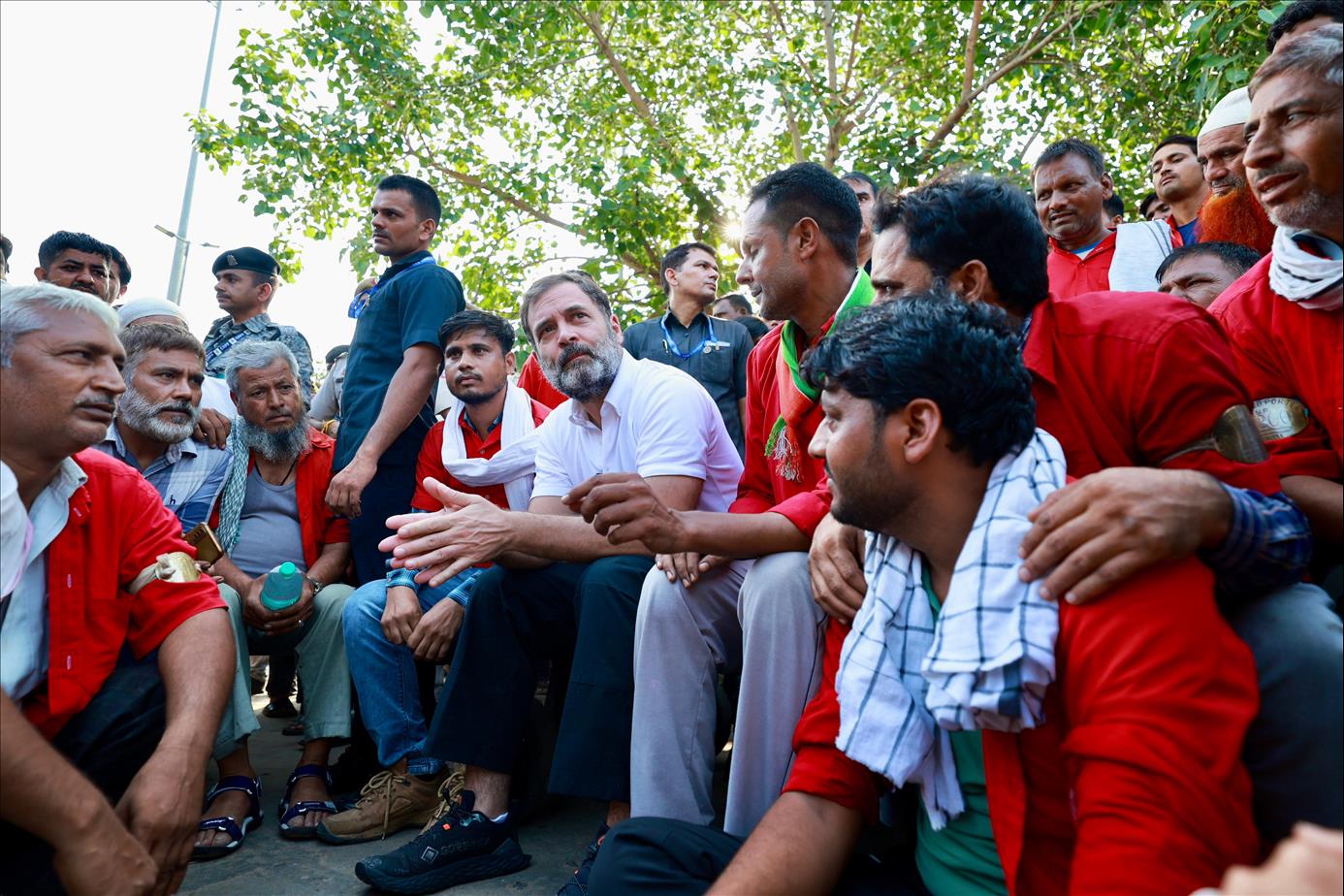 Rahul Interacts With Porters, Says Their Wish Can't Be Ignored (Ld)