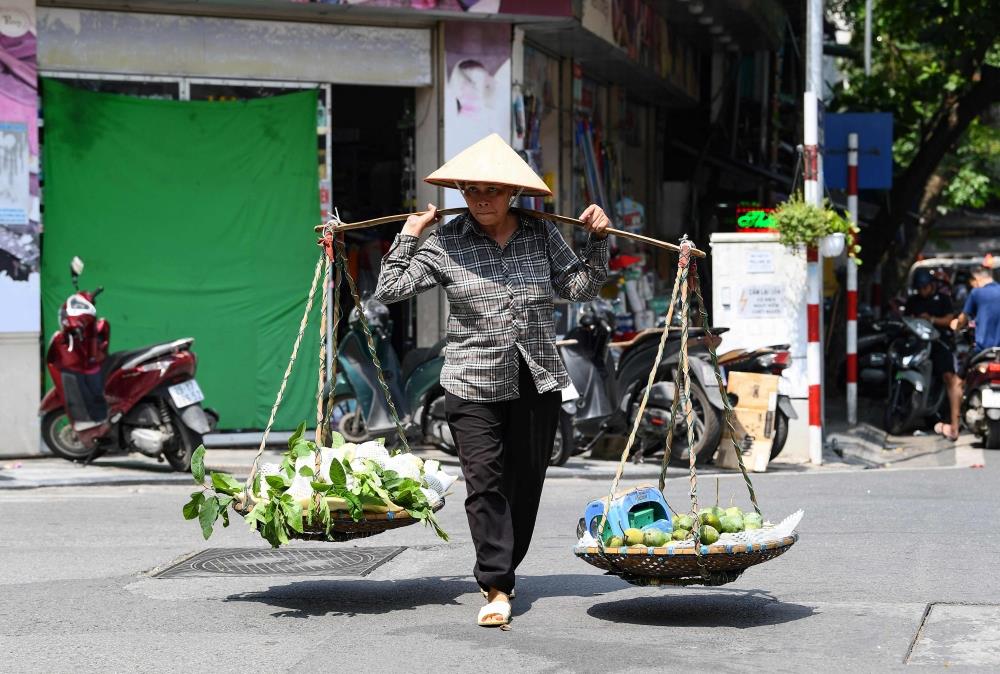 Street Sellers Struggle As Hanoi Sweats Through Heatwave