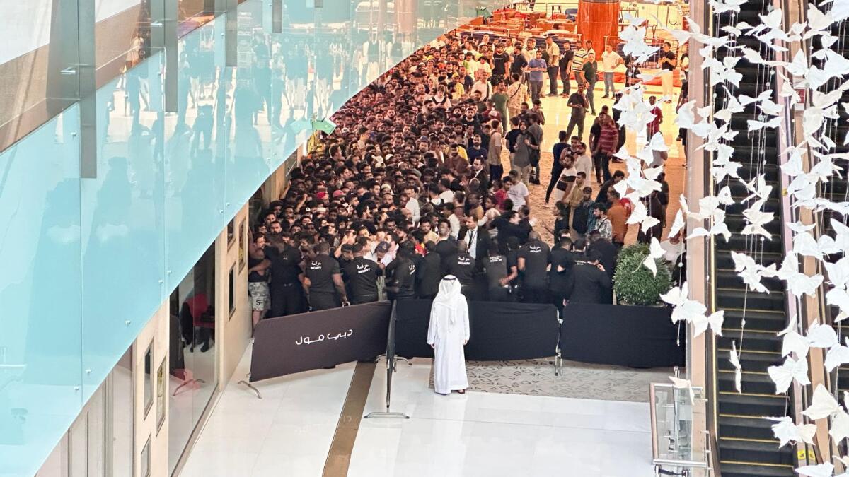 Iphone 15 In UAE: Apple Store Opens In Dubai Mall To Customers Waiting In Long Queue For Hours