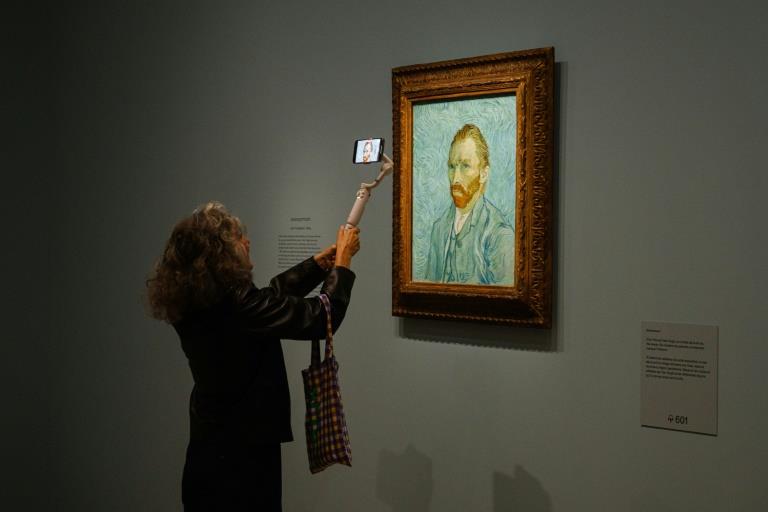 AI Vincent Van Gogh says you're wrong about his ear