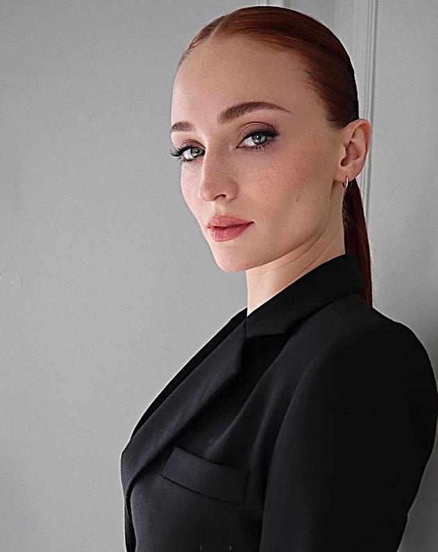 Sophie Turner 'keeping her options open' after kissing aristocrat: report