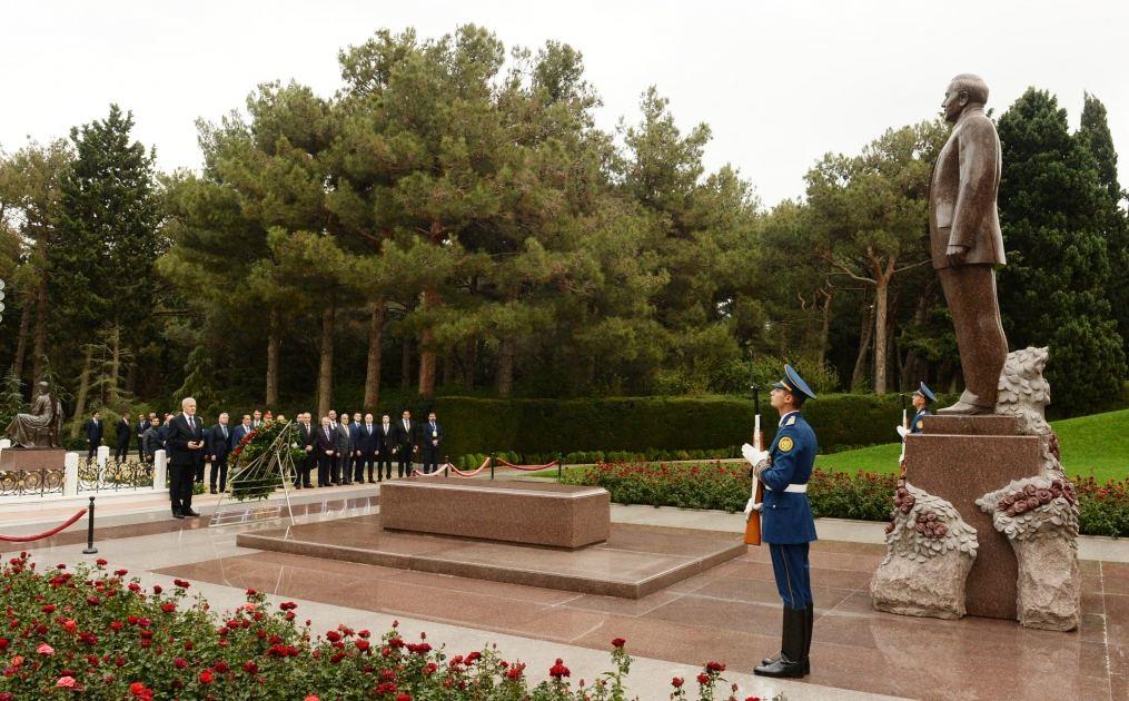 President Of Iraq Visits Tomb Of Great Leader Heydar Aliyev (PHOTO)