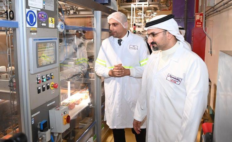 وزير الصناعة والتجارة يزور مقر مصنع موندليز العالمية البحرين