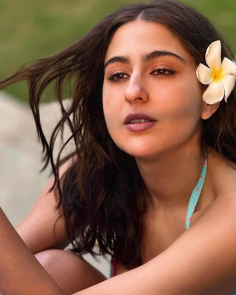 Hotness Alert Sara Ali Khan Shows Off Her Washboard Abs In Blue Bikini Photos Menafncom 7652