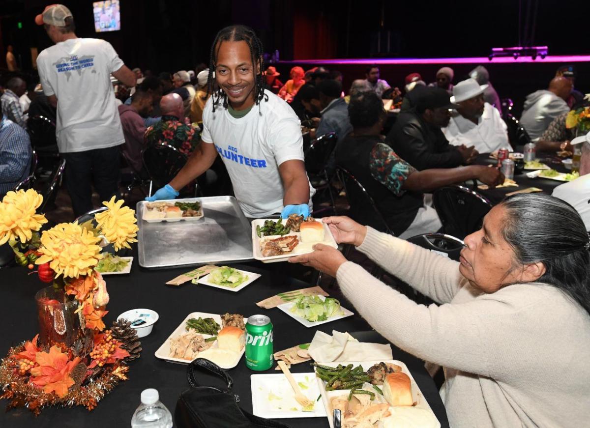 AEG Helps Feed Nearly One Thousand Families For Thanksgiving