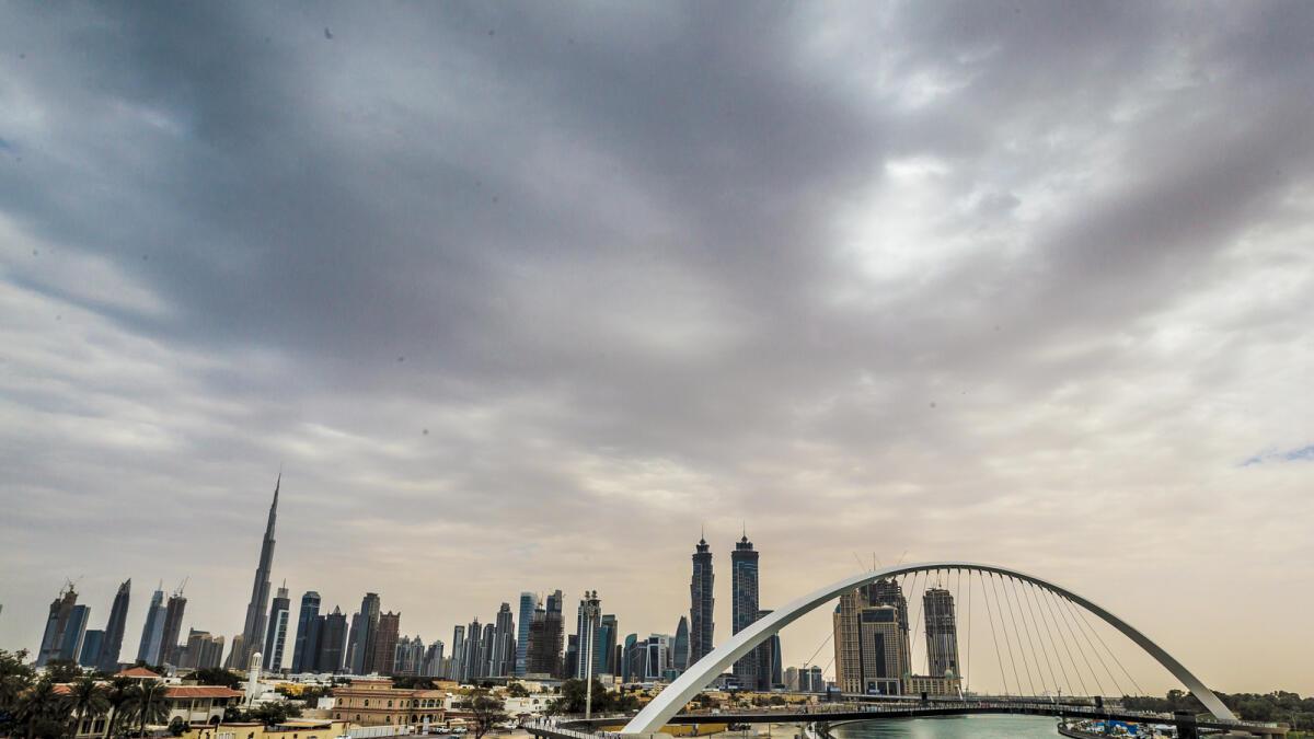 UAE Weather: Cloudy Skies    Chance Of Fog And Mist