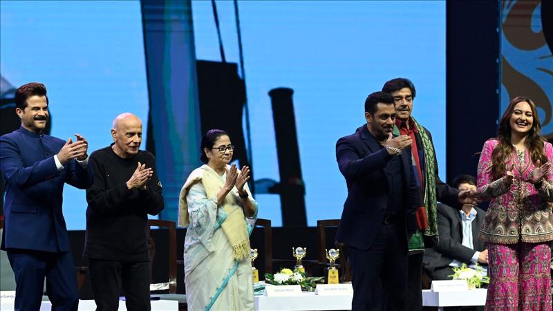Kolkata International Film Festival 2023: Bollywood Actor Salman Khan Dances With Bengal CM Mamata Banerjee. Watch Video