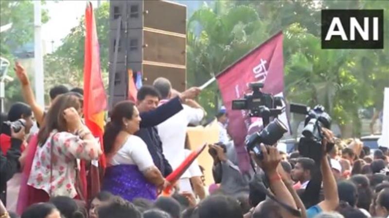Mumbai: Piyush Goyal Flags Off 'One Bharat Sari Walkathon', Actor Sonali Bendre Marks Presence