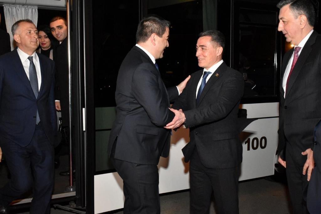 Chairman Of Georgian Parliament Arrives In Azerbaijan (PHOTO) | MENAFN.COM