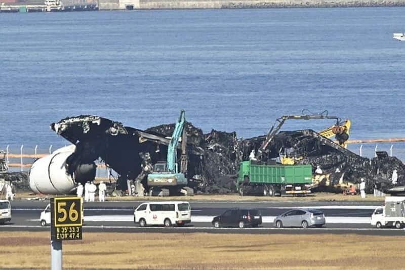 Wreckage Clearance At Tokyo Runway: Videos Of Black Smoke Rising From ...