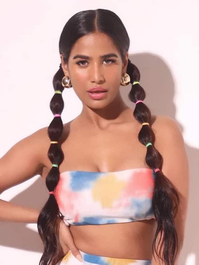 Poonam Pandey takes off her clothes!