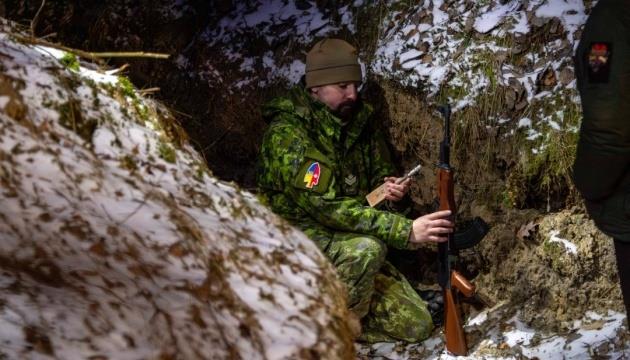 Ukazuje, ako kanadskí vojaci trénujú ukrajinských bojových zdravotníkov