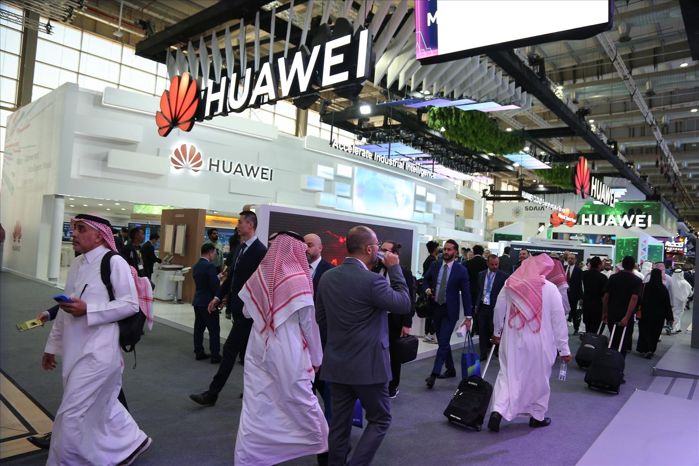 Huawei Unveils Groundbreaking ICT Innovations at LEAP 2024