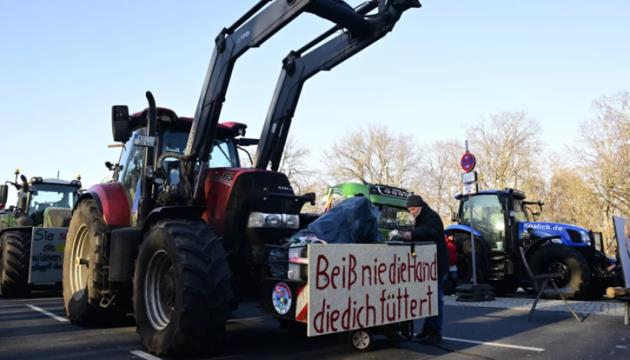 Russia Propaganda Continues To Spread Fake Photos With German Tractors Russia Propaganda Continues To Spread Fake Photos With German Tractors