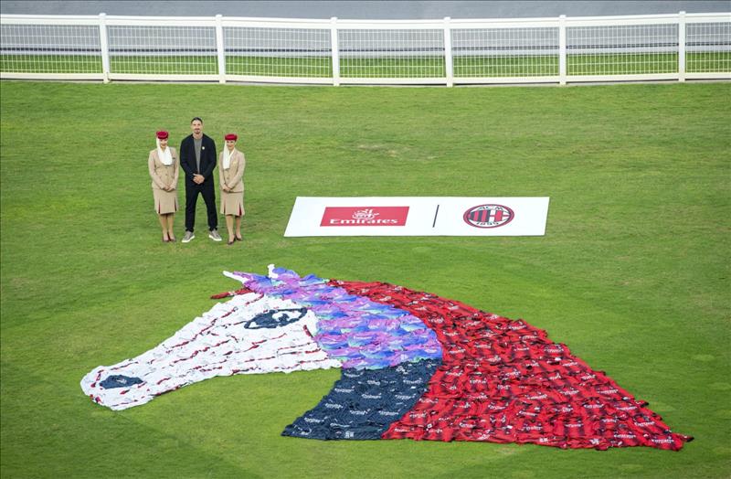 طيران الإمارات و«إيه سي ميلان» يعرضان عملاً فنياً فريداً في كأس دبي العالمي طيران الإمارات و«إيه سي ميلان» يعرضان عملاً فنياً فريداً في كأس دبي العالمي