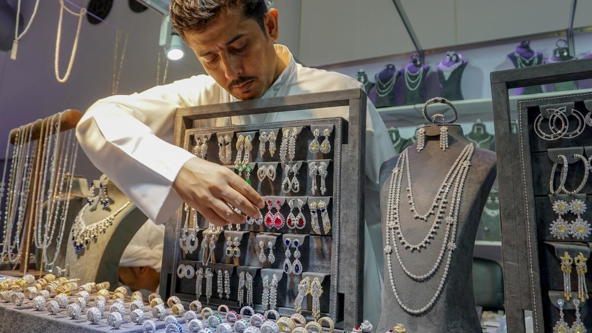 UAE: Silver Outperforms Gold As Prices Hit Record Highs Investments, Profits Explained - Vimarsana News