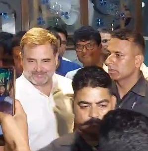 Rahul Gandhi enjoys Kashmiri ‘Wazwan’ at Srinagar’s famous hotel