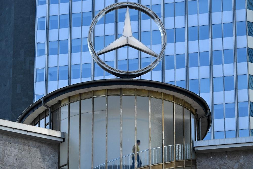 Mercedes Reports Profit Plunge On China Woes