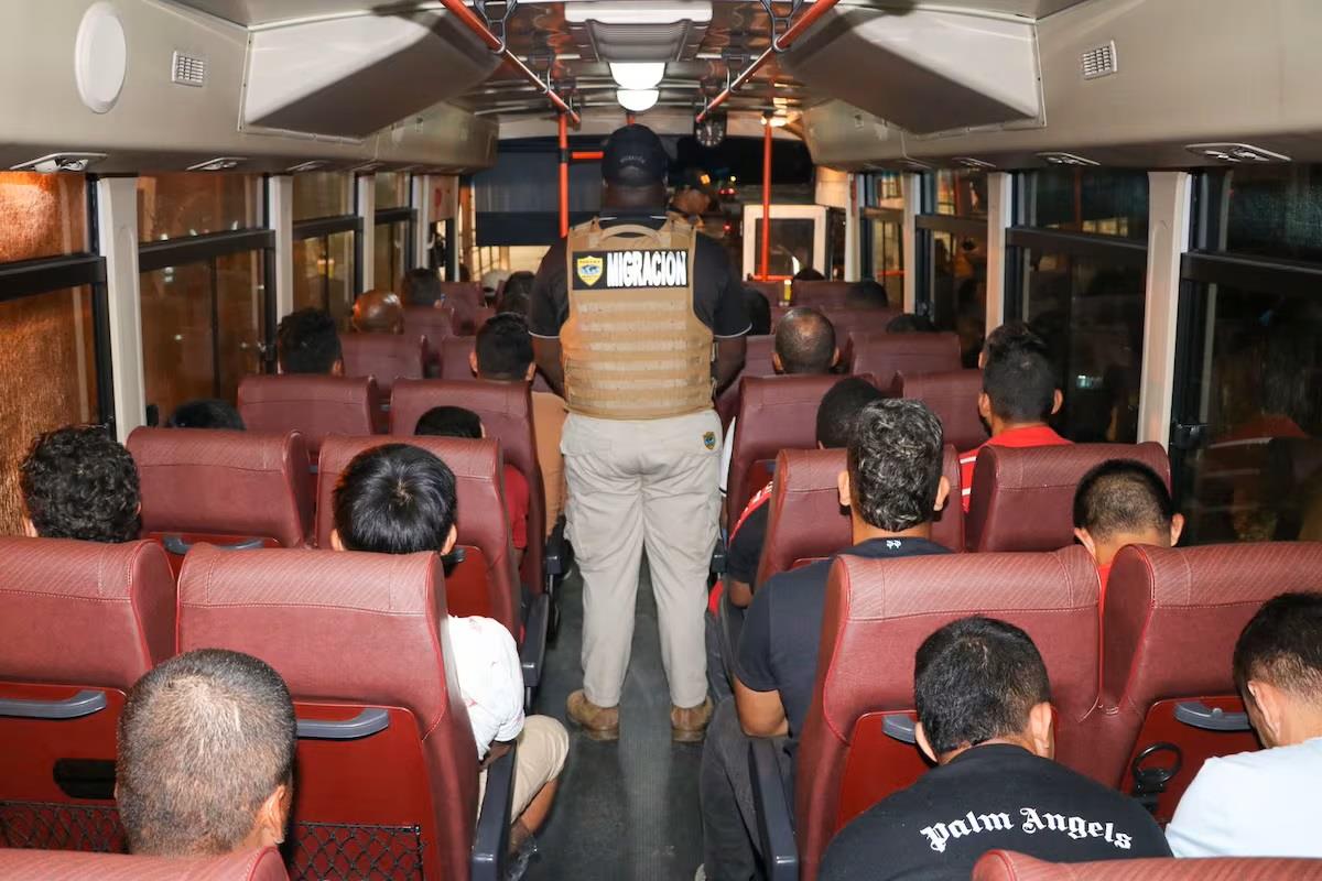 Migration Expels 30 Colombians, Some With Criminal Records