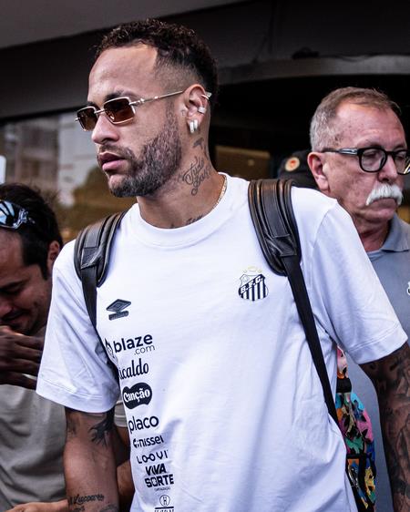 Neymar Suffers New Leg Injury, Confirms Santos