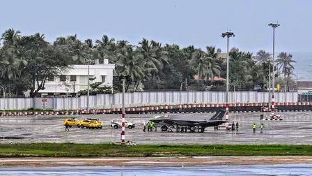 Kerala: Stranded British F-35B Stealth Fighter Jet Awaits Engineers For ...