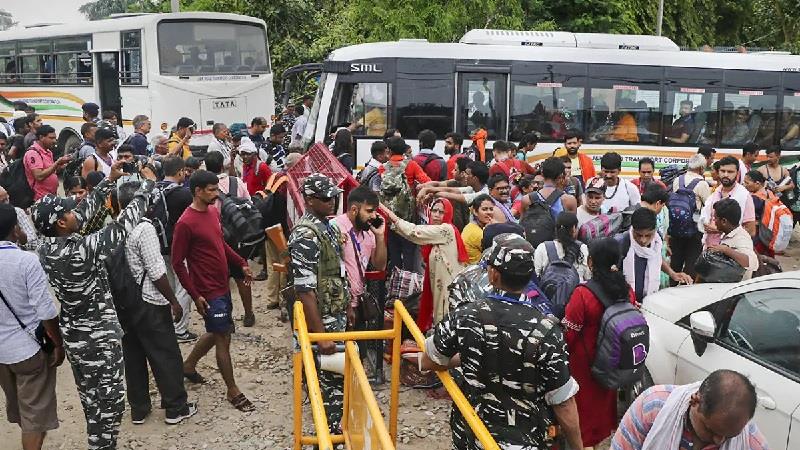 Amarnath Yatra: Over 3,500 Pilgrims Leave Jammu Base Camp Amarnath Yatra: Over 3,500 Pilgrims Leave Jammu Base Camp