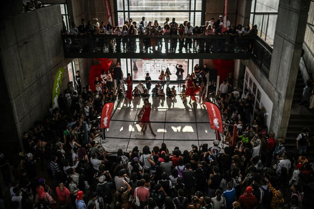 Fashion Enthusiasts Defy Tradition In Venezuela 'Battle Of Outfits' Fashion Enthusiasts Defy Tradition In Venezuela 'Battle Of Outfits'