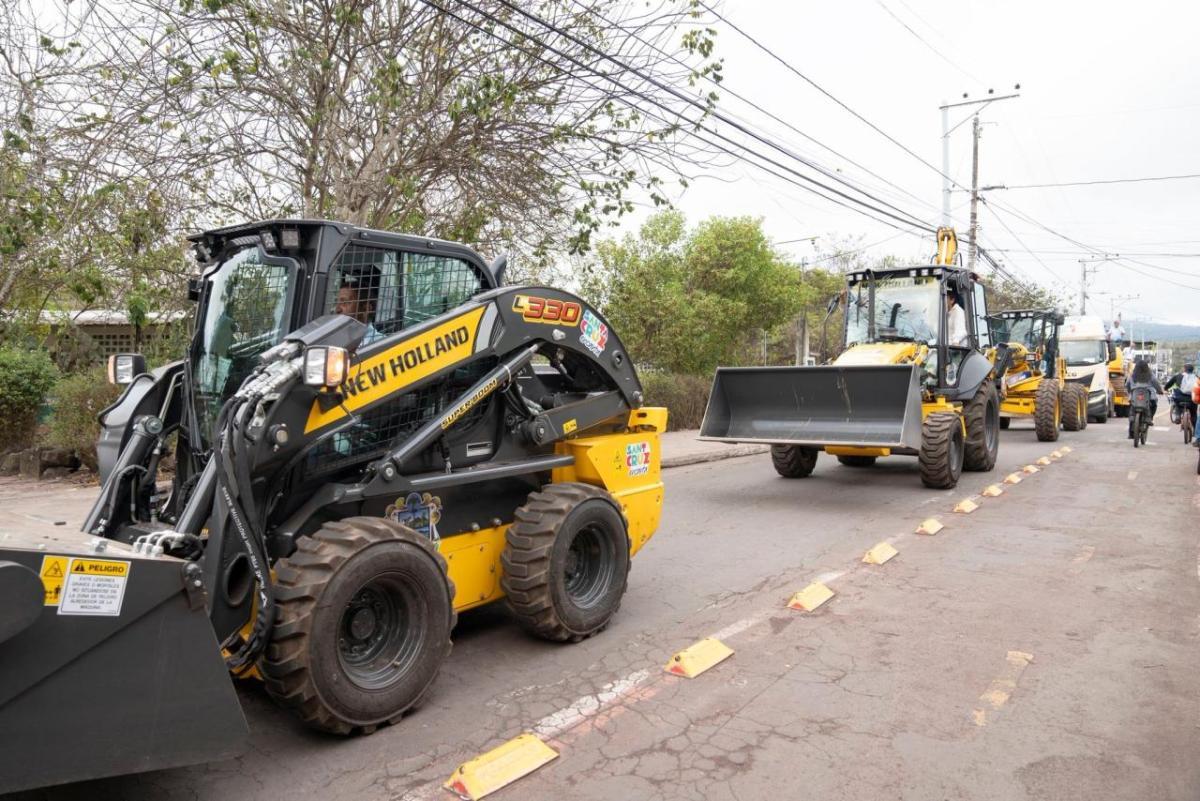 New Holland Construction Celebrates 75Th Anniversary And Arrives In The Galapagos Islands