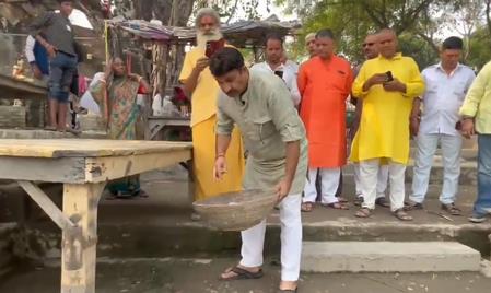 BJP MP Manoj Tiwari Cleans Yamuna Ghats In His Constituency For Chhath Festival BJP MP Manoj Tiwari Cleans Yamuna Ghats In His Constituency For Chhath Festival