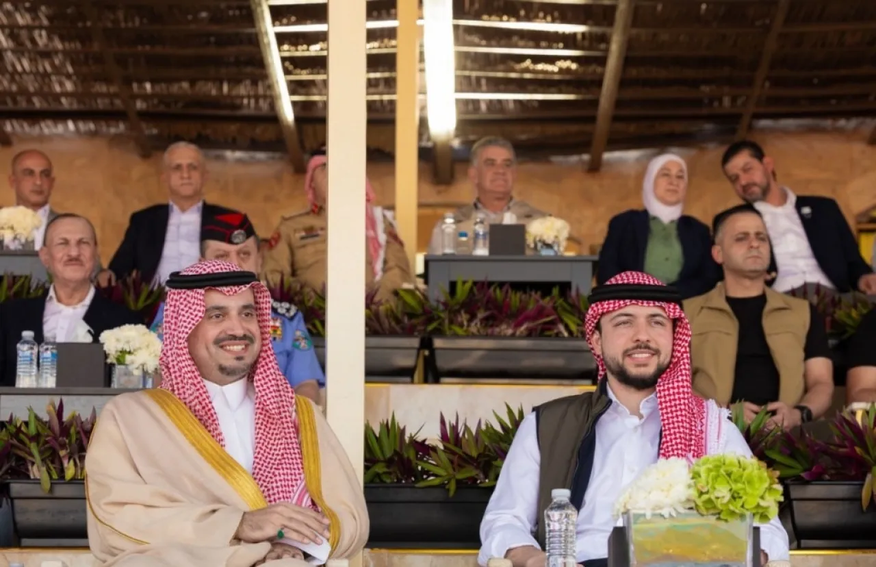 الأمير الحسين يتوج المنتخب السعودي بلقب كأس العرب للهجن الأمير الحسين يتوج المنتخب السعودي بلقب كأس العرب للهجن