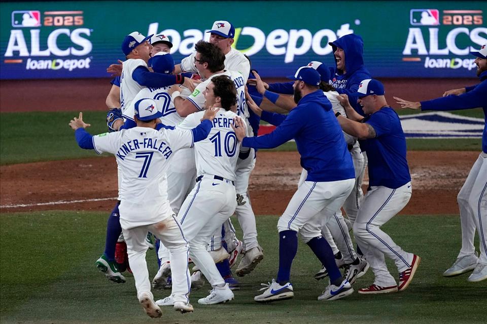 Blue Jays Fever Sets In As Canada Readies For The World Series For The First Time In 32 Years The Toronto Blue Jays celebrate after Game 7 of baseball’s American League Championship Series against the Seattle Mariners, Oct. 20, 2025, in Toronto.          (AP Photo/David J. Phillip)