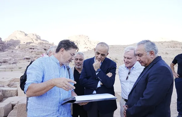 وزير السياحة ورئيس سلطة إقليم البترا يتفقدان مشروع التنقيب بموقع قصر البنت وزير السياحة ورئيس سلطة إقليم البترا يتفقدان مشروع التنقيب بموقع قصر البنت