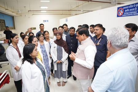 MP CM Visits Hamidia Hospital To Meet Children Suffering Due To Carbide Guns MP CM Visits Hamidia Hospital To Meet Children Suffering Due To Carbide Guns