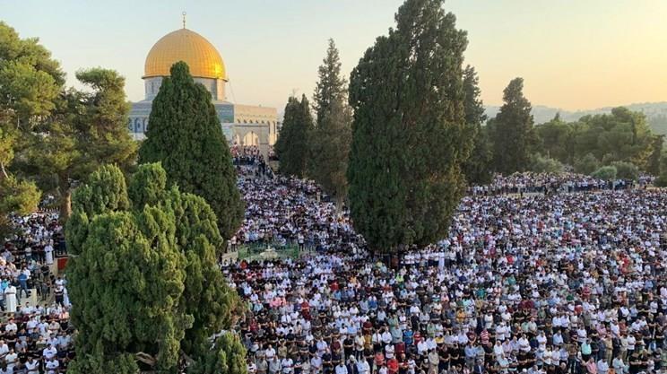 Thousands Of Palestinians Perform Friday Prayer At Al-Aqsa Mosque Thousands Of Palestinians Perform Friday Prayer At Al-Aqsa Mosque