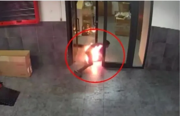 كاميرا مراقبة توثق لحظة إشعال مراهق النار في زميله بتركيا - فيديو كاميرا مراقبة توثق لحظة إشعال مراهق النار في زميله بتركيا - فيديو