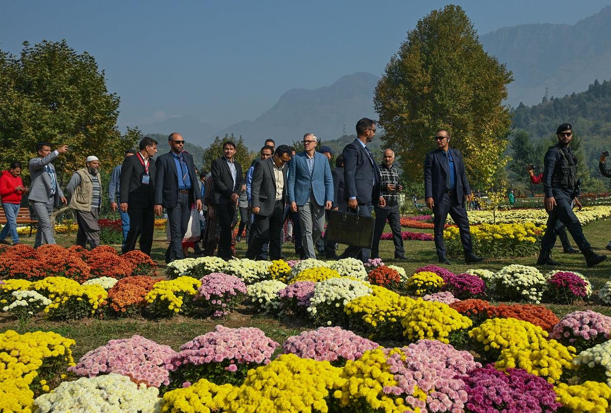 CM Omar Inaugurates Kashmir's First Chrysanthemum Theme Garden CM Omar Inaugurates Kashmir's First Chrysanthemum Theme Garden