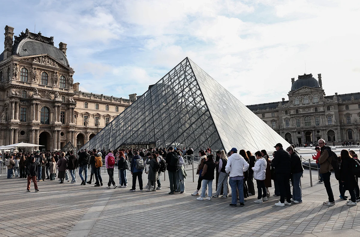 Louvre Transfers Jewels To Bank Of France After Heist, RTL Reports  Louvre Transfers Jewels To Bank Of France After Heist, RTL Reports