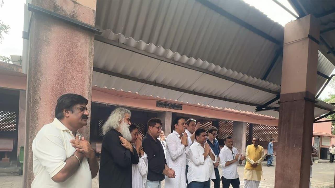 Sarabhai Vs Sarabhai' Cast Bids Emotional Goodbye To Satish Shah By Singing Show's Title Track Sarabhai Vs Sarabhai' Cast Bids Emotional Goodbye To Satish Shah By Singing Show's Title Track