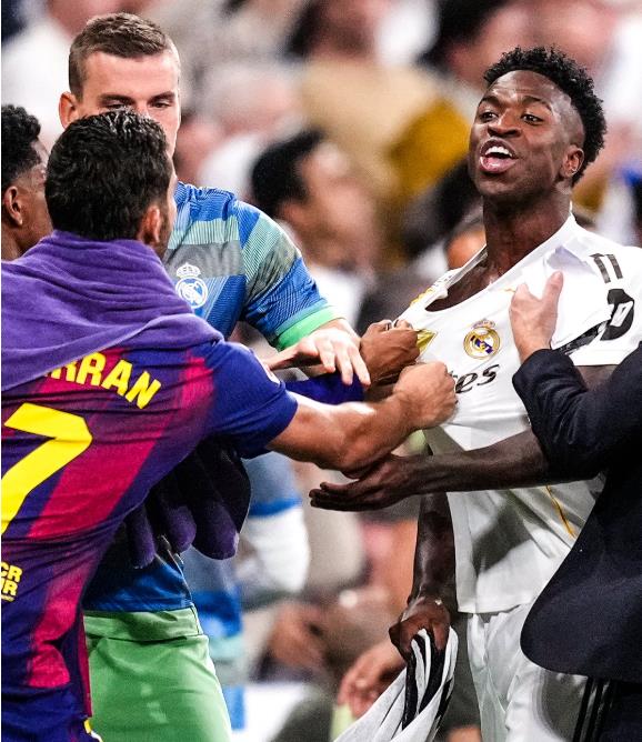 الكلاسيكو.. اشتباك بين لاعبي ريال مدريد وبرشلونة بسبب يامال الكلاسيكو.. اشتباك بين لاعبي ريال مدريد وبرشلونة بسبب يامال