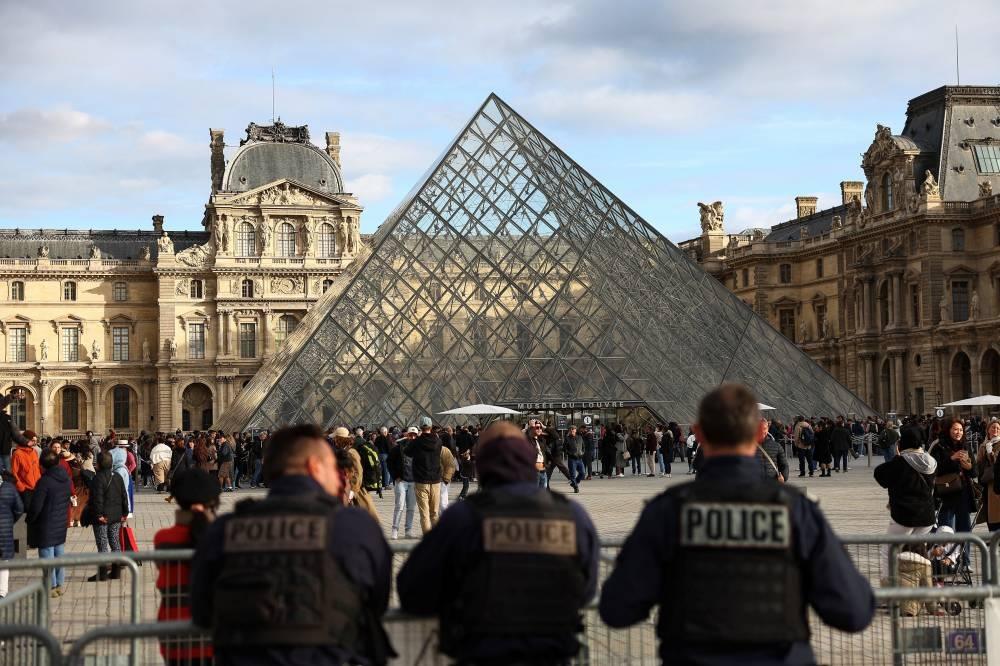 Suspects In Louvre Jewel Heist Arrested Near Paris Suspects In Louvre Jewel Heist Arrested Near Paris