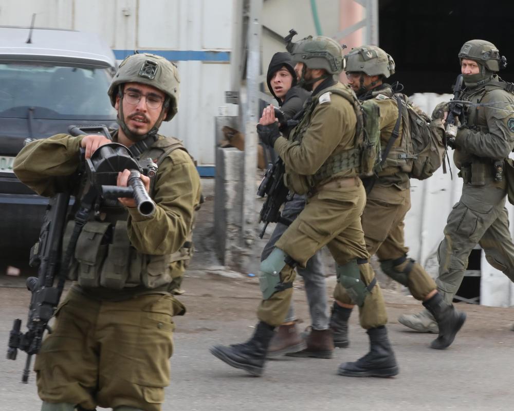 قوات الاحتلال تفتش منازل في دير بلوط والزاوية غرب سلفيت قوات الاحتلال تفتش منازل في دير بلوط والزاوية غرب سلفيت