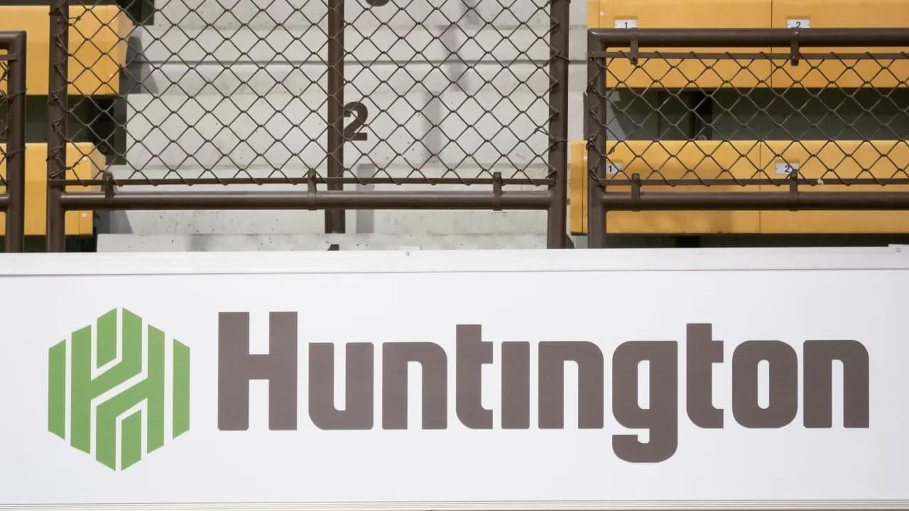 Huntington Bancshares To Buy Cadence Bank In $7.4 Billion All-Stock Deal: Report Huntington Bancshares To Buy Cadence Bank In $7.4 Billion All-Stock Deal: Report