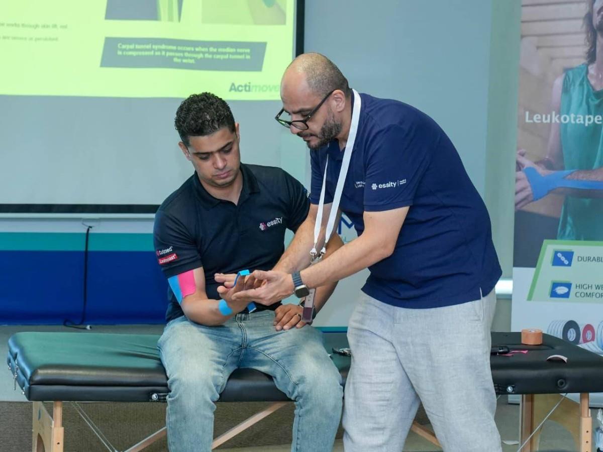 "الطب الرياضي" تنظم ورشة عمل للعلاج بالشريط الطبي اللاصق "الطب الرياضي" تنظم ورشة عمل للعلاج بالشريط الطبي اللاصق