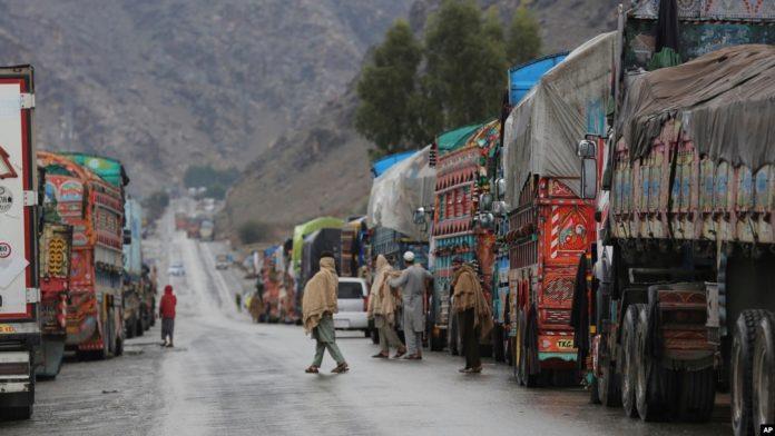 Border Closure Drives Up Fruit And Vegetable Prices In Pakistan's Punjab Border Closure Drives Up Fruit And Vegetable Prices In Pakistan's Punjab
