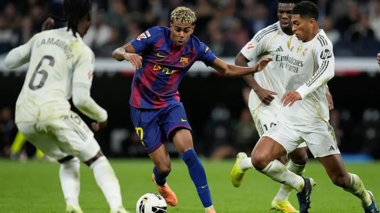 الإنجليز يهاجمون لاعبهم بيلنغهام بسبب لامين يامال الإنجليز يهاجمون لاعبهم بيلنغهام بسبب لامين يامال