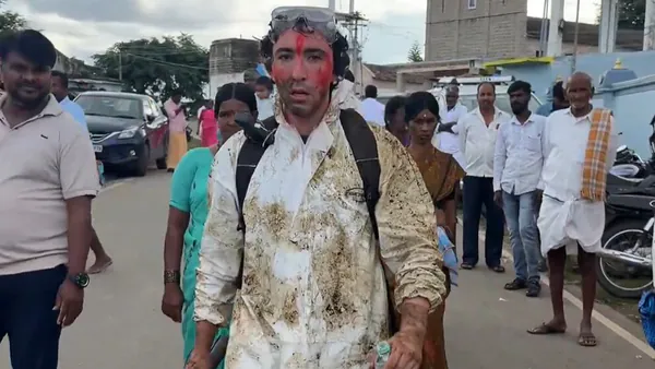Youtuber Tyler Oliveira Slammed For Showing Indian Village's Viral 'Cow Dung-Throwing' Fight In Bad Light Youtuber Tyler Oliveira Slammed For Showing Indian Village's Viral 'Cow Dung-Throwing' Fight In Bad Light