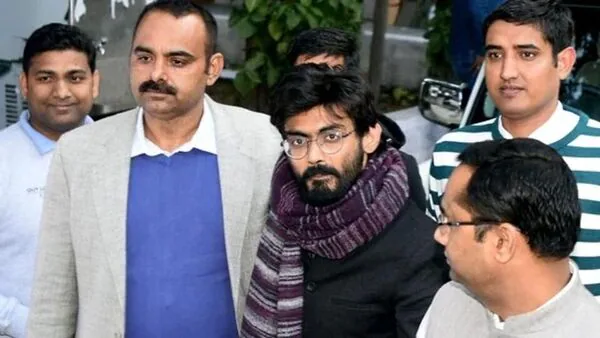 SC Raps Delhi Police For Not Replying To Umar Khalid, Sharjeel Imam Bail Pleas, Says Five Years Are Over Already SC Raps Delhi Police For Not Replying To Umar Khalid, Sharjeel Imam Bail Pleas, Says Five Years Are Over Already